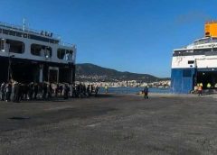 Συνεχίζουν τους αποκλεισμούς οι κτηνοτρόφοι στο λιμάνι της Μυτιλήνης | Αποβίβαση μόνο για επιβάτες