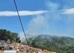 Λέσβος | Μεγάλη κινητοποίηση της Πυροσβεστικής για την φωτιά στην Αγιάσο – Μήνυμα από το 112